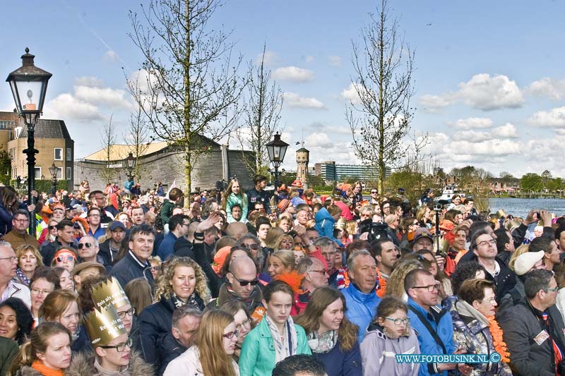 15042735.jpg - Dordrecht:27-04-2015:Dordrecht - 27-april 2015 Eerste-koningsdag-nieuwe-stijl bezoeken Zijne Majesteit Koning Willem-Alexander en Koningin Máxima met hun drie dochters, Prinses Catharina-Amalia (de Prinses van Oranje), Prinses Alexia en Prinses Ariane Dordrecht. ( Foto: De Grande Parade op het Drierivierenpunt- Groot-hoofd)  Deze digitale foto blijft eigendom van FOTOPERSBURO BUSINK. Wij hanteren de voorwaarden van het N.V.F. en N.V.J. Gebruik van deze foto impliceert dat u bekend bent  en akkoord gaat met deze voorwaarden bij publicatie.EB/ETIENNE BUSINK