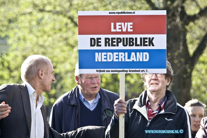 15042738.jpg - Dordrecht:27-04-2015: Foto: Protest De Republiek NederlandDordrecht - 27-april 2015 Eerste-koningsdag-nieuwe-stijl bezoeken Zijne Majesteit Koning Willem-Alexander en Koningin Máxima met hun drie dochters, Prinses Catharina-Amalia (de Prinses van Oranje), Prinses Alexia en Prinses Ariane Dordrecht. ( Foto: Vaarroute over de Wolwevershaven  Nieuwe Haven )  Deze digitale foto blijft eigendom van FOTOPERSBURO BUSINK. Wij hanteren de voorwaarden van het N.V.F. en N.V.J. Gebruik van deze foto impliceert dat u bekend bent  en akkoord gaat met deze voorwaarden bij publicatie.EB/ETIENNE BUSINK