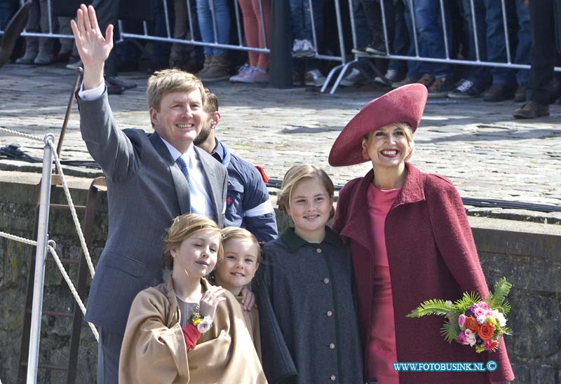 15042741.jpg - Dordrecht:27-04-2015: Foto: de boot kan niet onder roo brug door ze moeten verder via de wal.Dordrecht - 27-april 2015 Eerste-koningsdag-nieuwe-stijl bezoeken Zijne Majesteit Koning Willem-Alexander en Koningin Máxima met hun drie dochters, Prinses Catharina-Amalia (de Prinses van Oranje), Prinses Alexia en Prinses Ariane Dordrecht. ( Foto: Vaarroute over de Wolwevershaven  Nieuwe Haven )  Deze digitale foto blijft eigendom van FOTOPERSBURO BUSINK. Wij hanteren de voorwaarden van het N.V.F. en N.V.J. Gebruik van deze foto impliceert dat u bekend bent  en akkoord gaat met deze voorwaarden bij publicatie.EB/ETIENNE BUSINK