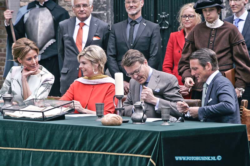 15042746.jpg - Dordrecht:27-04-2015:Dordrecht - 27-april 2015 Eerste-koningsdag-nieuwe-stijl bezoeken Zijne Majesteit Koning Willem-Alexander en Koningin Máxima met hun drie dochters, Prinses Catharina-Amalia (de Prinses van Oranje), Prinses Alexia en Prinses Ariane Dordrecht. ( Foto: Opening Het HOF van NEDERLAND )Deze digitale foto blijft eigendom van FOTOPERSBURO BUSINK. Wij hanteren de voorwaarden van het N.V.F. en N.V.J. Gebruik van deze foto impliceert dat u bekend bent  en akkoord gaat met deze voorwaarden bij publicatie.EB/ETIENNE BUSINK