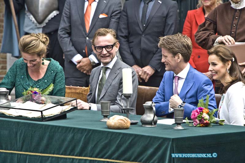 15042747.jpg - Dordrecht:27-04-2015:Dordrecht - 27-april 2015 Eerste-koningsdag-nieuwe-stijl bezoeken Zijne Majesteit Koning Willem-Alexander en Koningin Máxima met hun drie dochters, Prinses Catharina-Amalia (de Prinses van Oranje), Prinses Alexia en Prinses Ariane Dordrecht. ( Foto: Opening Het HOF van NEDERLAND )Deze digitale foto blijft eigendom van FOTOPERSBURO BUSINK. Wij hanteren de voorwaarden van het N.V.F. en N.V.J. Gebruik van deze foto impliceert dat u bekend bent  en akkoord gaat met deze voorwaarden bij publicatie.EB/ETIENNE BUSINK