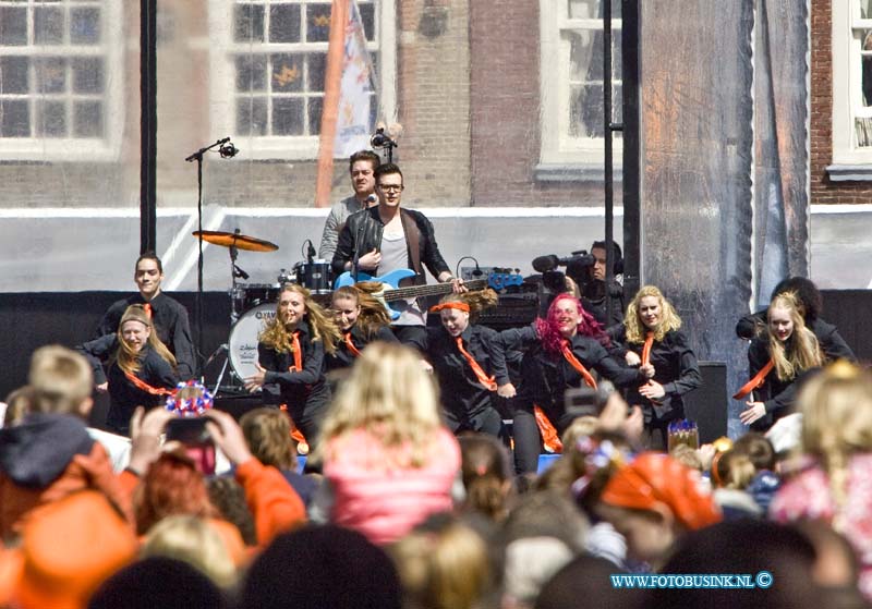 15042749.jpg - Dordrecht:27-04-2015:Dordrecht - 27-april 2015 Eerste-koningsdag-nieuwe-stijl bezoeken Zijne Majesteit Koning Willem-Alexander en Koningin Máxima met hun drie dochters, Prinses Catharina-Amalia (de Prinses van Oranje), Prinses Alexia en Prinses Ariane Dordrecht. ( Foto: Statenplein  De Dordtse jeugd is het einde! ) Deze digitale foto blijft eigendom van FOTOPERSBURO BUSINK. Wij hanteren de voorwaarden van het N.V.F. en N.V.J. Gebruik van deze foto impliceert dat u bekend bent  en akkoord gaat met deze voorwaarden bij publicatie.EB/ETIENNE BUSINK