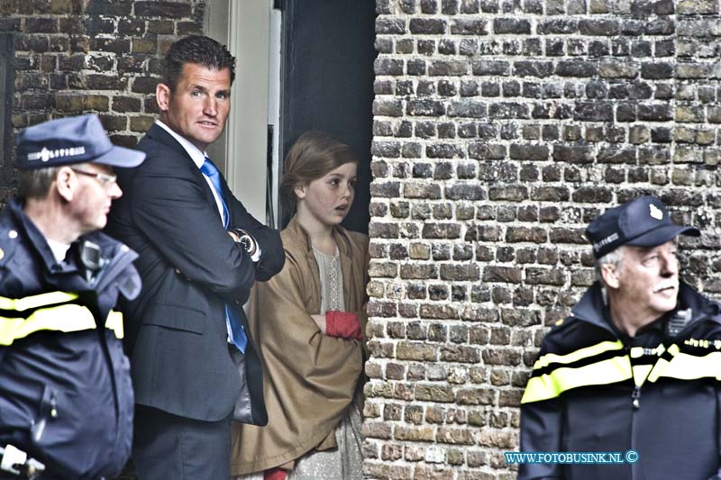 15042752.jpg - Dordrecht:27-04-2015: Foto Prinsesjes wachten gespannen in het Hof op Papa en Mama tot zij er zijn.Dordrecht - 27-april 2015 Eerste-koningsdag-nieuwe-stijl bezoeken Zijne Majesteit Koning Willem-Alexander en Koningin Máxima met hun drie dochters, Prinses Catharina-Amalia (de Prinses van Oranje), Prinses Alexia en Prinses Ariane Dordrecht. ( Foto: Opening Het HOF van NEDERLAND )Deze digitale foto blijft eigendom van FOTOPERSBURO BUSINK. Wij hanteren de voorwaarden van het N.V.F. en N.V.J. Gebruik van deze foto impliceert dat u bekend bent  en akkoord gaat met deze voorwaarden bij publicatie.EB/ETIENNE BUSINK