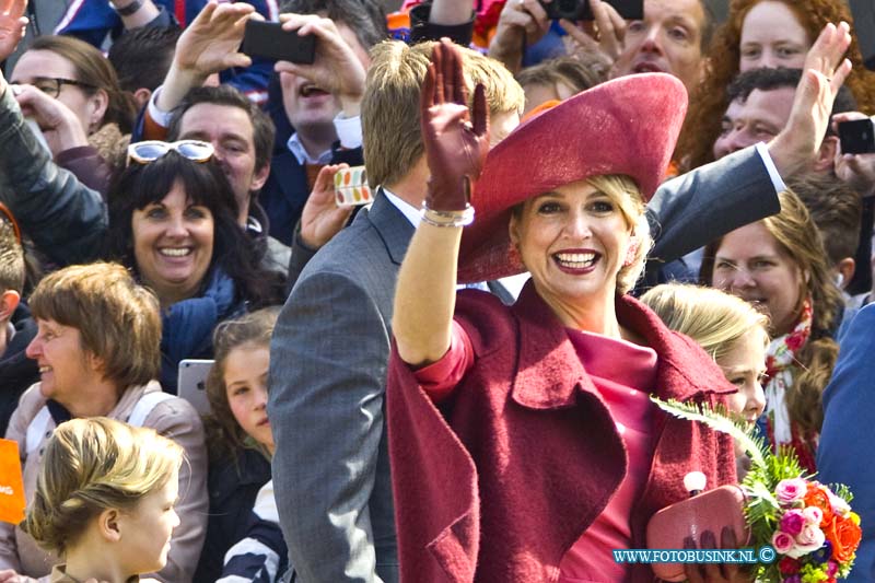 15042753.jpg - Dordrecht:27-04-2015:Dordrecht - 27-april 2015 Eerste-koningsdag-nieuwe-stijl bezoeken Zijne Majesteit Koning Willem-Alexander en Koningin Máxima met hun drie dochters, Prinses Catharina-Amalia (de Prinses van Oranje), Prinses Alexia en Prinses Ariane Dordrecht. ( Foto: Vaarroute over de Wolwevershaven  Nieuwe Haven )  Deze digitale foto blijft eigendom van FOTOPERSBURO BUSINK. Wij hanteren de voorwaarden van het N.V.F. en N.V.J. Gebruik van deze foto impliceert dat u bekend bent  en akkoord gaat met deze voorwaarden bij publicatie.EB/ETIENNE BUSINK