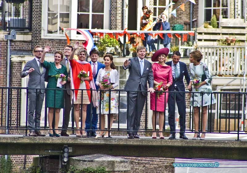 15042754.jpg - Dordrecht:27-04-2015: Foto konings gezelschap op de wijnbrugDordrecht - 27-april 2015 Eerste-koningsdag-nieuwe-stijl bezoeken Zijne Majesteit Koning Willem-Alexander en Koningin Máxima met hun drie dochters, Prinses Catharina-Amalia (de Prinses van Oranje), Prinses Alexia en Prinses Ariane Dordrecht. ( Foto: Scheffersplein  Made in Dordrecht )Deze digitale foto blijft eigendom van FOTOPERSBURO BUSINK. Wij hanteren de voorwaarden van het N.V.F. en N.V.J. Gebruik van deze foto impliceert dat u bekend bent  en akkoord gaat met deze voorwaarden bij publicatie.EB/ETIENNE BUSINK