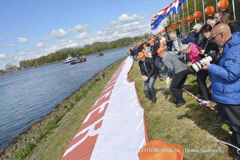 15042756.jpg - Papendrecht - 27-april 2015 Eerste-koningsdag-nieuwe-stijl bezoeken Zijne Majesteit Koning Willem-Alexander en Koningin Máxima met hun drie dochters, Prinses Catharina-Amalia (de Prinses van Oranje), Prinses Alexia en Prinses Ariane Dordrecht. ( Foto: De Grande Parade op het Drierivierenpunt- zijde Papendrecht uitrolen spandoek)  Deze digitale foto blijft eigendom van FOTOPERSBURO BUSINK. Wij hanteren de voorwaarden van het N.V.F. en N.V.J. Gebruik van deze foto impliceert dat u bekend bent  en akkoord gaat met deze voorwaarden bij publicatie.EB/ETIENNE BUSINK