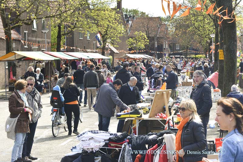 15042758.jpg - Papendrecht:27-04-2015:PAPENDRECHT - Het was een grote drukte rondom de Muziektent en Eilandstraat tijdens de Braderie op Koningsdag 2015.Deze digitale foto blijft eigendom van FOTOPERSBURO BUSINK. Wij hanteren de voorwaarden van het N.V.F. en N.V.J. Gebruik van deze foto impliceert dat u bekend bent  en akkoord gaat met deze voorwaarden bij publicatie.EB/ETIENNE BUSINK