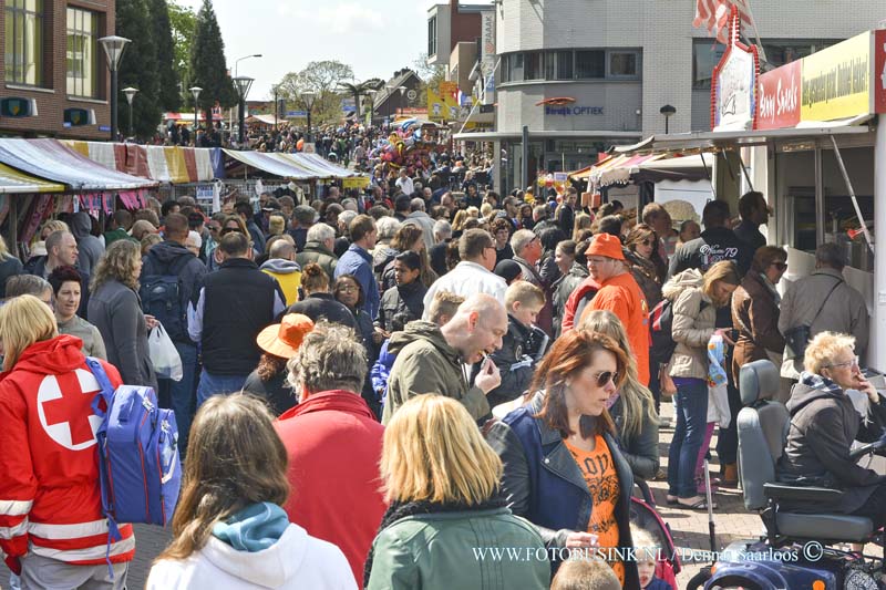 15042759.jpg - Papendrecht:27-04-2015:PAPENDRECHT - Het was een grote drukte rondom de Muziektent en Eilandstraat tijdens de Braderie op Koningsdag 2015.Deze digitale foto blijft eigendom van FOTOPERSBURO BUSINK. Wij hanteren de voorwaarden van het N.V.F. en N.V.J. Gebruik van deze foto impliceert dat u bekend bent  en akkoord gaat met deze voorwaarden bij publicatie.EB/ETIENNE BUSINK