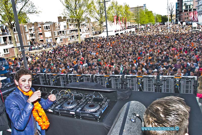 15042761.jpg - Dordrecht:27-04-2015:Jaarlijks dancefeest op de Spuiboulevard ter gelegenheid van Koningsdag Dance of Boulevard.Deze digitale foto blijft eigendom van FOTOPERSBURO BUSINK. Wij hanteren de voorwaarden van het N.V.F. en N.V.J. Gebruik van deze foto impliceert dat u bekend bent  en akkoord gaat met deze voorwaarden bij publicatie.EB/ETIENNE BUSINK