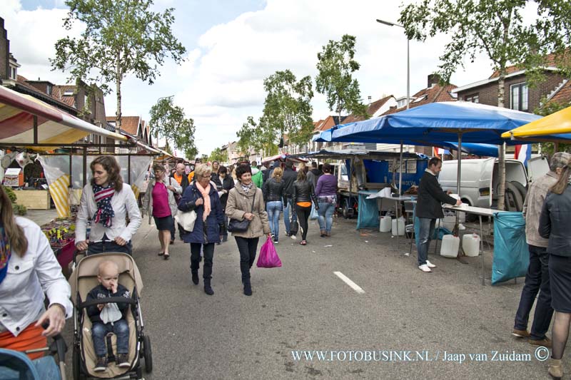 15042762.jpg - Zwijdrecht:27-04-2015:Stichting Oranjefeesten Zwijndrecht in samenwerking met Star Promotions de Oranjemarkt op de Burgemeester de Bruïnelaan en in de Prins Mauritsstraat in Zwijndrecht.Deze digitale foto blijft eigendom van FOTOPERSBURO BUSINK. Wij hanteren de voorwaarden van het N.V.F. en N.V.J. Gebruik van deze foto impliceert dat u bekend bent  en akkoord gaat met deze voorwaarden bij publicatie.EB/ETIENNE BUSINK