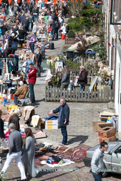 15042763.jpg - Zwijdrecht:27-04-2015:Stichting Oranjefeesten Zwijndrecht in samenwerking met Star Promotions de Oranjemarkt op de Burgemeester de Bruïnelaan en in de Prins Mauritsstraat in Zwijndrecht.Deze digitale foto blijft eigendom van FOTOPERSBURO BUSINK. Wij hanteren de voorwaarden van het N.V.F. en N.V.J. Gebruik van deze foto impliceert dat u bekend bent  en akkoord gaat met deze voorwaarden bij publicatie.EB/ETIENNE BUSINK