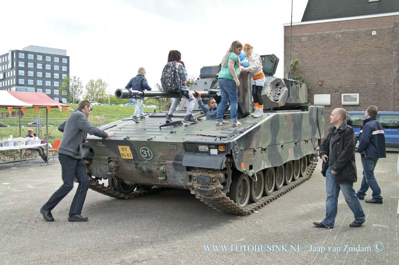 15042764.jpg - Zwijdrecht:27-04-2015:Stichting Oranjefeesten Zwijndrecht in samenwerking met Star Promotions de Oranjemarkt op de Burgemeester de Bruïnelaan en in de Prins Mauritsstraat in Zwijndrecht.Deze digitale foto blijft eigendom van FOTOPERSBURO BUSINK. Wij hanteren de voorwaarden van het N.V.F. en N.V.J. Gebruik van deze foto impliceert dat u bekend bent  en akkoord gaat met deze voorwaarden bij publicatie.EB/ETIENNE BUSINK