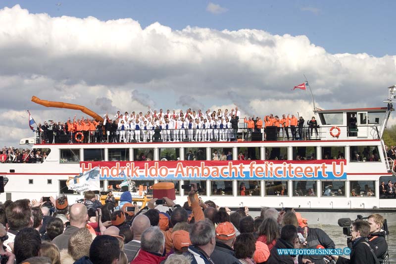 15042766.jpg - Zwijdrecht:27-04-2015:Koningsdag 27- april 2015 De Grande Parade op het Drierivierenpunt kijken van uit Zwijndrecht ondanks bandje erg populiar  Deze digitale foto blijft eigendom van FOTOPERSBURO BUSINK. Wij hanteren de voorwaarden van het N.V.F. en N.V.J. Gebruik van deze foto impliceert dat u bekend bent  en akkoord gaat met deze voorwaarden bij publicatie.EB/ETIENNE BUSINK