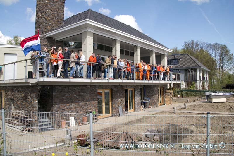 15042767.jpg - Zwijdrecht:27-04-2015:Koningsdag 27- april 2015 De Grande Parade op het Drierivierenpunt kijken van uit Zwijndrecht ondanks bandje erg populiar  Deze digitale foto blijft eigendom van FOTOPERSBURO BUSINK. Wij hanteren de voorwaarden van het N.V.F. en N.V.J. Gebruik van deze foto impliceert dat u bekend bent  en akkoord gaat met deze voorwaarden bij publicatie.EB/ETIENNE BUSINK