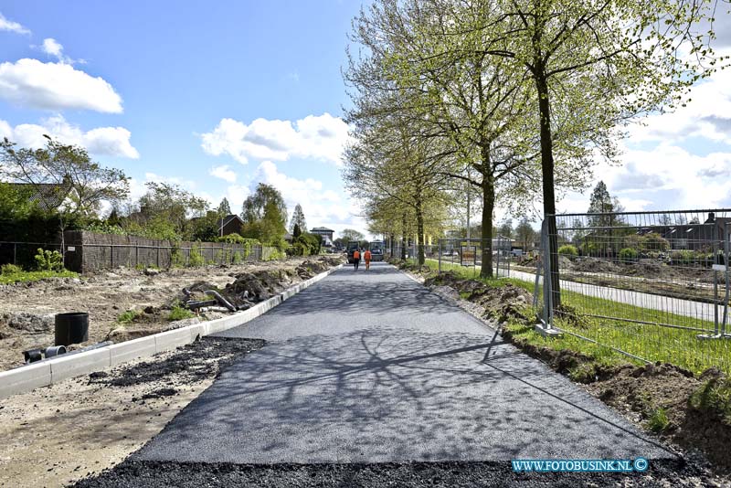 15042801.jpg - Papendrecht:28-04-2015:PAPENDRECHT - 28 april 2015 is de Burgemeester Keijzerweg voorzien van een eerste nieuwe laag asfalt, nadat deze al weken was opgebroken om onderhoud te plegen.  ( Asfalteerwerkzaamheden )Deze digitale foto blijft eigendom van FOTOPERSBURO BUSINK. Wij hanteren de voorwaarden van het N.V.F. en N.V.J. Gebruik van deze foto impliceert dat u bekend bent  en akkoord gaat met deze voorwaarden bij publicatie.EB/ETIENNE BUSINK