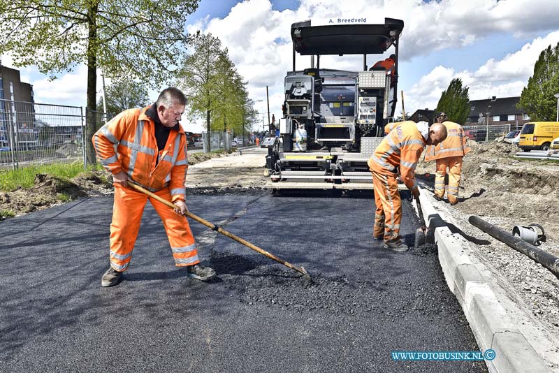 15042802.jpg - Papendrecht:28-04-2015:PAPENDRECHT - 28 april 2015 is de Burgemeester Keijzerweg voorzien van een eerste nieuwe laag asfalt, nadat deze al weken was opgebroken om onderhoud te plegen.  ( Asfalteerwerkzaamheden )Deze digitale foto blijft eigendom van FOTOPERSBURO BUSINK. Wij hanteren de voorwaarden van het N.V.F. en N.V.J. Gebruik van deze foto impliceert dat u bekend bent  en akkoord gaat met deze voorwaarden bij publicatie.EB/ETIENNE BUSINK