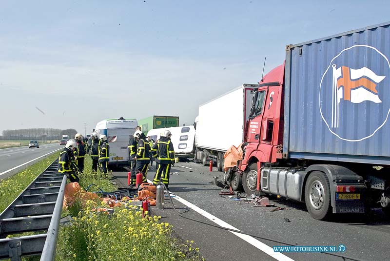 100EOS1D532.jpg - VUREN - Op maandag 11 april 2016 is er op de Rijksweg A15 richting Rotterdam t.h van Vuren een zwaar ongeval gebeurt waar diverse gewonden en een dode vielen.Er zijn diverse auto's en vrachtauto's bij betrokken ook lig er een geschaarde caravan op de snelweg.De A15 is verlopig in zijn geheel afgesloten en er is een grip 1.Soldaten die onderweg naar Dordrecht waren in een convooi voor de grote luchtbrigade oefening zagen het ongeval gebeuren en verleende gelijk met diverse soldaten eerste hulp.Volgens de soldaten was de man die overleden is op slag dood.Deze digitale foto blijft eigendom van FOTOPERSBURO BUSINK. Wij hanteren de voorwaarden van het N.V.F. en N.V.J. Gebruik van deze foto impliceert dat u bekend bent  en akkoord gaat met deze voorwaarden bij publicatie.EB/ETIENNE BUSINK