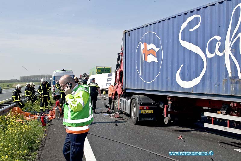 100EOS1D536.jpg - VUREN - Op maandag 11 april 2016 is er op de Rijksweg A15 richting Rotterdam t.h van Vuren een zwaar ongeval gebeurt waar diverse gewonden en een dode vielen.Er zijn diverse auto's en vrachtauto's bij betrokken ook lig er een geschaarde caravan op de snelweg.De A15 is verlopig in zijn geheel afgesloten en er is een grip 1.Soldaten die onderweg naar Dordrecht waren in een convooi voor de grote luchtbrigade oefening zagen het ongeval gebeuren en verleende gelijk met diverse soldaten eerste hulp.Volgens de soldaten was de man die overleden is op slag dood.Deze digitale foto blijft eigendom van FOTOPERSBURO BUSINK. Wij hanteren de voorwaarden van het N.V.F. en N.V.J. Gebruik van deze foto impliceert dat u bekend bent  en akkoord gaat met deze voorwaarden bij publicatie.EB/ETIENNE BUSINK