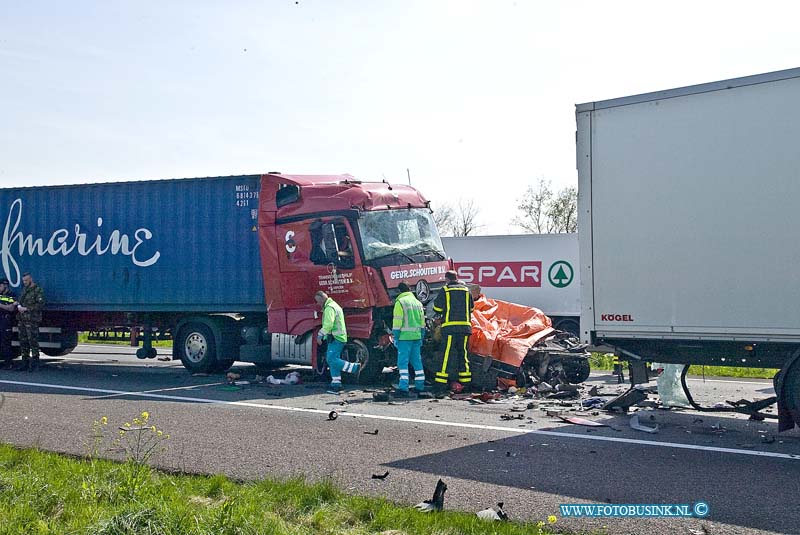 100EOS1D546.jpg - VUREN - Op maandag 11 april 2016 is er op de Rijksweg A15 richting Rotterdam t.h van Vuren een zwaar ongeval gebeurt waar diverse gewonden en een dode vielen.Er zijn diverse auto's en vrachtauto's bij betrokken ook lig er een geschaarde caravan op de snelweg.De A15 is verlopig in zijn geheel afgesloten en er is een grip 1.Soldaten die onderweg naar Dordrecht waren in een convooi voor de grote luchtbrigade oefening zagen het ongeval gebeuren en verleende gelijk met diverse soldaten eerste hulp.Volgens de soldaten was de man die overleden is op slag dood.Deze digitale foto blijft eigendom van FOTOPERSBURO BUSINK. Wij hanteren de voorwaarden van het N.V.F. en N.V.J. Gebruik van deze foto impliceert dat u bekend bent  en akkoord gaat met deze voorwaarden bij publicatie.EB/ETIENNE BUSINK