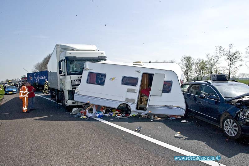 100EOS1D555.jpg - VUREN - Op maandag 11 april 2016 is er op de Rijksweg A15 richting Rotterdam t.h van Vuren een zwaar ongeval gebeurt waar diverse gewonden en een dode vielen.Er zijn diverse auto's en vrachtauto's bij betrokken ook lig er een geschaarde caravan op de snelweg.De A15 is verlopig in zijn geheel afgesloten en er is een grip 1.Soldaten die onderweg naar Dordrecht waren in een convooi voor de grote luchtbrigade oefening zagen het ongeval gebeuren en verleende gelijk met diverse soldaten eerste hulp.Volgens de soldaten was de man die overleden is op slag dood.Deze digitale foto blijft eigendom van FOTOPERSBURO BUSINK. Wij hanteren de voorwaarden van het N.V.F. en N.V.J. Gebruik van deze foto impliceert dat u bekend bent  en akkoord gaat met deze voorwaarden bij publicatie.EB/ETIENNE BUSINK