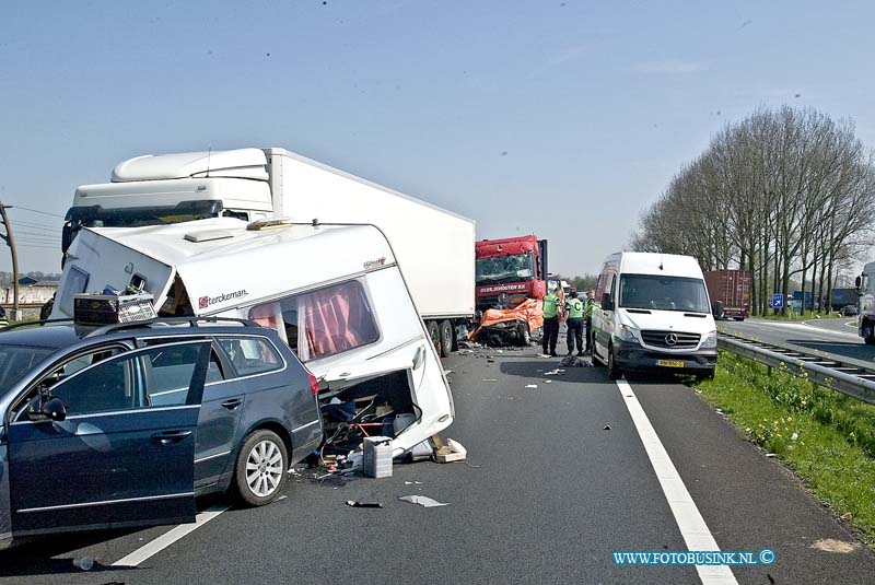 100EOS1D559.jpg - VUREN - Op maandag 11 april 2016 is er op de Rijksweg A15 richting Rotterdam t.h van Vuren een zwaar ongeval gebeurt waar diverse gewonden en een dode vielen.Er zijn diverse auto's en vrachtauto's bij betrokken ook lig er een geschaarde caravan op de snelweg.De A15 is verlopig in zijn geheel afgesloten en er is een grip 1.Soldaten die onderweg naar Dordrecht waren in een convooi voor de grote luchtbrigade oefening zagen het ongeval gebeuren en verleende gelijk met diverse soldaten eerste hulp.Volgens de soldaten was de man die overleden is op slag dood.Deze digitale foto blijft eigendom van FOTOPERSBURO BUSINK. Wij hanteren de voorwaarden van het N.V.F. en N.V.J. Gebruik van deze foto impliceert dat u bekend bent  en akkoord gaat met deze voorwaarden bij publicatie.EB/ETIENNE BUSINK