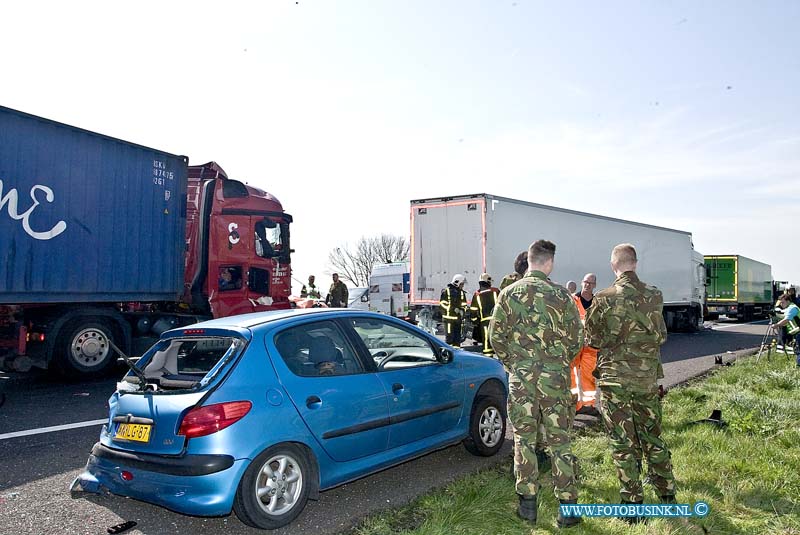 100EOS1D589.jpg - VUREN - Op maandag 11 april 2016 is er op de Rijksweg A15 richting Rotterdam t.h van Vuren een zwaar ongeval gebeurt waar diverse gewonden en een dode vielen.Er zijn diverse auto's en vrachtauto's bij betrokken ook lig er een geschaarde caravan op de snelweg.De A15 is verlopig in zijn geheel afgesloten en er is een grip 1.Soldaten die onderweg naar Dordrecht waren in een convooi voor de grote luchtbrigade oefening zagen het ongeval gebeuren en verleende gelijk met diverse soldaten eerste hulp.Volgens de soldaten was de man die overleden is op slag dood.Deze digitale foto blijft eigendom van FOTOPERSBURO BUSINK. Wij hanteren de voorwaarden van het N.V.F. en N.V.J. Gebruik van deze foto impliceert dat u bekend bent  en akkoord gaat met deze voorwaarden bij publicatie.EB/ETIENNE BUSINK