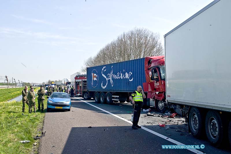 100EOS1D599.jpg - VUREN - Op maandag 11 april 2016 is er op de Rijksweg A15 richting Rotterdam t.h van Vuren een zwaar ongeval gebeurt waar diverse gewonden en een dode vielen.Er zijn diverse auto's en vrachtauto's bij betrokken ook lig er een geschaarde caravan op de snelweg.De A15 is verlopig in zijn geheel afgesloten en er is een grip 1.Soldaten die onderweg naar Dordrecht waren in een convooi voor de grote luchtbrigade oefening zagen het ongeval gebeuren en verleende gelijk met diverse soldaten eerste hulp.Volgens de soldaten was de man die overleden is op slag dood.Deze digitale foto blijft eigendom van FOTOPERSBURO BUSINK. Wij hanteren de voorwaarden van het N.V.F. en N.V.J. Gebruik van deze foto impliceert dat u bekend bent  en akkoord gaat met deze voorwaarden bij publicatie.EB/ETIENNE BUSINK