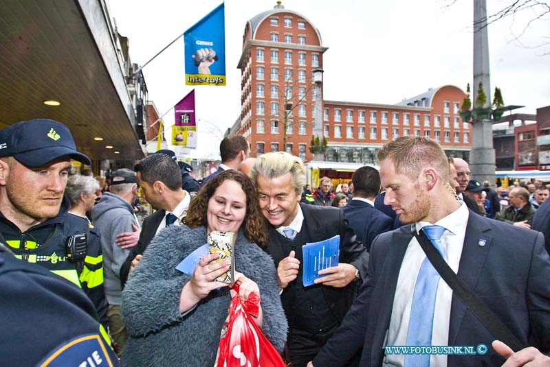 16040202.jpg - DORDRECHT 02 April 2016 Bezoek Wilders aan Dordtse markt vol geweld. Tijdens het bezoek van Wilders aan de Dordtse weekendmarkt om te flyeren voor de campagne tegen het akkoord tussen de EU en Oekraïne van 6 april , waren veel protesten en demonstranten, die tegen haat en geweld zijn, ondanks werden er enkelen arrestaties verricht met geweld door de politie. Ook waren er tal van anti Wilders spandoeken en vele anti-Wilder stickers geplakt. Het was lang onrustig en ook werd er tot ver na het bezoek mensen gefouilleerd.Deze digitale foto blijft eigendom van FOTOPERSBURO BUSINK. Wij hanteren de voorwaarden van het N.V.F. en N.V.J. Gebruik van deze foto impliceert dat u bekend bent  en akkoord gaat met deze voorwaarden bij publicatie.EB/ETIENNE BUSINK