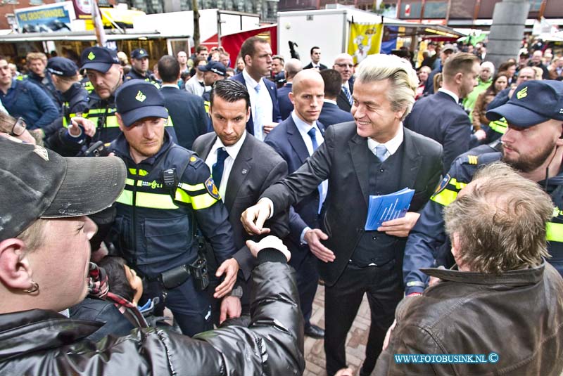 16040203.jpg - DORDRECHT 02 April 2016 Bezoek Wilders aan Dordtse markt vol geweld. Tijdens het bezoek van Wilders aan de Dordtse weekendmarkt om te flyeren voor de campagne tegen het akkoord tussen de EU en Oekraïne van 6 april , waren veel protesten en demonstranten, die tegen haat en geweld zijn, ondanks werden er enkelen arrestaties verricht met geweld door de politie. Ook waren er tal van anti Wilders spandoeken en vele anti-Wilder stickers geplakt. Het was lang onrustig en ook werd er tot ver na het bezoek mensen gefouilleerd.Deze digitale foto blijft eigendom van FOTOPERSBURO BUSINK. Wij hanteren de voorwaarden van het N.V.F. en N.V.J. Gebruik van deze foto impliceert dat u bekend bent  en akkoord gaat met deze voorwaarden bij publicatie.EB/ETIENNE BUSINK