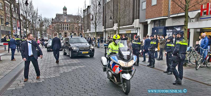 16040207.jpg - DORDRECHT 02 April 2016 (Foto: Zware veiligheids maatregels bij bezoek Wilders in Dordt) Bezoek Wilders aan Dordtse markt vol geweld. Tijdens het bezoek van Wilders aan de Dordtse weekendmarkt om te flyeren voor de campagne tegen het akkoord tussen de EU en Oekraïne van 6 april , waren veel protesten en demonstranten, die tegen haat en geweld zijn, ondanks werden er enkelen arrestaties verricht met geweld door de politie. Ook waren er tal van anti Wilders spandoeken en vele anti-Wilder stickers geplakt. Het was lang onrustig en ook werd er tot ver na het bezoek mensen gefouilleerd.Deze digitale foto blijft eigendom van FOTOPERSBURO BUSINK. Wij hanteren de voorwaarden van het N.V.F. en N.V.J. Gebruik van deze foto impliceert dat u bekend bent  en akkoord gaat met deze voorwaarden bij publicatie.EB/ETIENNE BUSINK