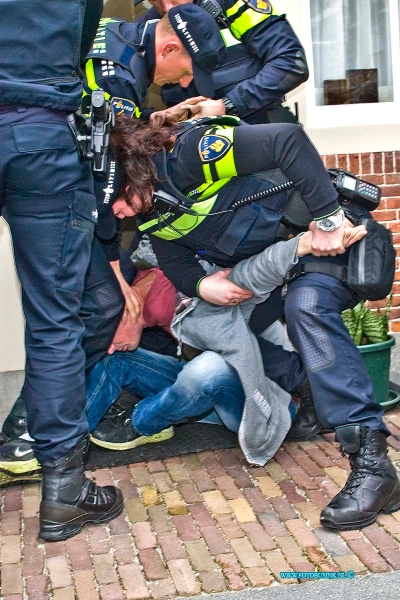 16040208.jpg - DORDRECHT 02 April 2016 Bezoek Wilders aan Dordtse markt vol geweld. Tijdens het bezoek van Wilders aan de Dordtse weekendmarkt om te flyeren voor de campagne tegen het akkoord tussen de EU en Oekraïne van 6 april , waren veel protesten en demonstranten, die tegen haat en geweld zijn, ondanks werden er enkelen arrestaties verricht met geweld door de politie. Ook waren er tal van anti Wilders spandoeken en vele anti-Wilder stickers geplakt. Het was lang onrustig en ook werd er tot ver na het bezoek mensen gefouilleerd.Deze digitale foto blijft eigendom van FOTOPERSBURO BUSINK. Wij hanteren de voorwaarden van het N.V.F. en N.V.J. Gebruik van deze foto impliceert dat u bekend bent  en akkoord gaat met deze voorwaarden bij publicatie.EB/ETIENNE BUSINK