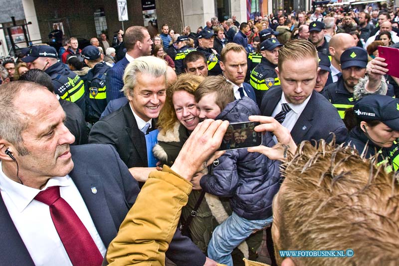 16040209.jpg - DORDRECHT 02 April 2016 Bezoek Wilders aan Dordtse markt vol geweld. Tijdens het bezoek van Wilders aan de Dordtse weekendmarkt om te flyeren voor de campagne tegen het akkoord tussen de EU en Oekraïne van 6 april , waren veel protesten en demonstranten, die tegen haat en geweld zijn, ondanks werden er enkelen arrestaties verricht met geweld door de politie. Ook waren er tal van anti Wilders spandoeken en vele anti-Wilder stickers geplakt. Het was lang onrustig en ook werd er tot ver na het bezoek mensen gefouilleerd.Deze digitale foto blijft eigendom van FOTOPERSBURO BUSINK. Wij hanteren de voorwaarden van het N.V.F. en N.V.J. Gebruik van deze foto impliceert dat u bekend bent  en akkoord gaat met deze voorwaarden bij publicatie.EB/ETIENNE BUSINK