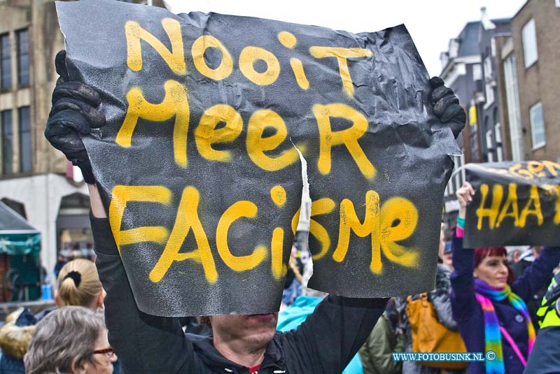 16040211.jpg - DORDRECHT 02 April 2016 Bezoek Wilders aan Dordtse markt vol geweld. Tijdens het bezoek van Wilders aan de Dordtse weekendmarkt om te flyeren voor de campagne tegen het akkoord tussen de EU en Oekraïne van 6 april , waren veel protesten en demonstranten, die tegen haat en geweld zijn, ondanks werden er enkelen arrestaties verricht met geweld door de politie. Ook waren er tal van anti Wilders spandoeken en vele anti-Wilder stickers geplakt. Het was lang onrustig en ook werd er tot ver na het bezoek mensen gefouilleerd.NOVUM COPYRIGHT ETIENNE BUSINK