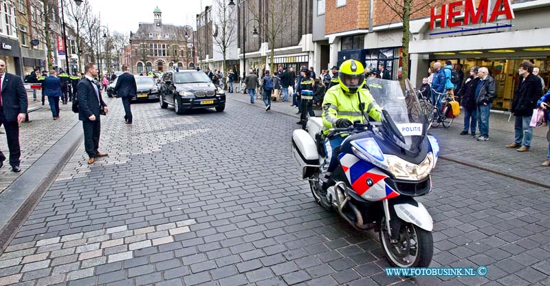 16040213.jpg - DORDRECHT 02 April 2016 Bezoek Wilders aan Dordtse markt vol geweld. Tijdens het bezoek van Wilders aan de Dordtse weekendmarkt om te flyeren voor de campagne tegen het akkoord tussen de EU en Oekraïne van 6 april , waren veel protesten en demonstranten, die tegen haat en geweld zijn, ondanks werden er enkelen arrestaties verricht met geweld door de politie. Ook waren er tal van anti Wilders spandoeken en vele anti-Wilder stickers geplakt. Het was lang onrustig en ook werd er tot ver na het bezoek mensen gefouilleerd.Deze digitale foto blijft eigendom van FOTOPERSBURO BUSINK. Wij hanteren de voorwaarden van het N.V.F. en N.V.J. Gebruik van deze foto impliceert dat u bekend bent  en akkoord gaat met deze voorwaarden bij publicatie.EB/ETIENNE BUSINK