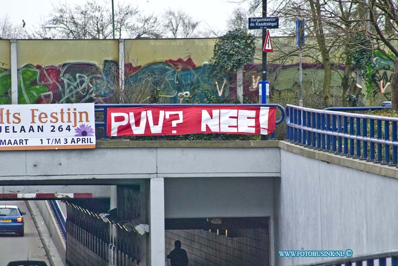 16040215.jpg - DORDRECHT 02 April 2016 Bezoek Wilders aan Dordtse markt vol geweld. Tijdens het bezoek van Wilders aan de Dordtse weekendmarkt om te flyeren voor de campagne tegen het akkoord tussen de EU en Oekraïne van 6 april , waren veel protesten en demonstranten, die tegen haat en geweld zijn, ondanks werden er enkelen arrestaties verricht met geweld door de politie. Ook waren er tal van anti Wilders spandoeken en vele anti-Wilder stickers geplakt. Het was lang onrustig en ook werd er tot ver na het bezoek mensen gefouilleerd.NOVUM COPYRIGHT ETIENNE BUSINK