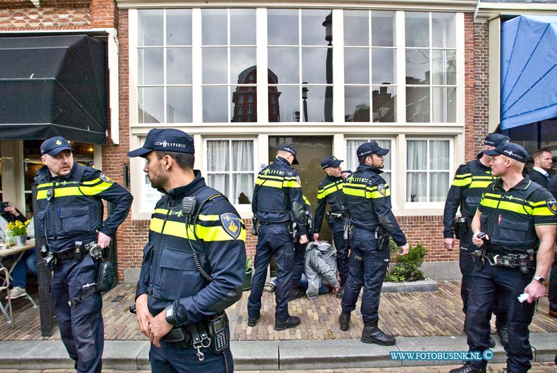 16040216.jpg - DORDRECHT 02 April 2016 Bezoek Wilders aan Dordtse markt vol geweld. Tijdens het bezoek van Wilders aan de Dordtse weekendmarkt om te flyeren voor de campagne tegen het akkoord tussen de EU en Oekraïne van 6 april , waren veel protesten en demonstranten, die tegen haat en geweld zijn, ondanks werden er enkelen arrestaties verricht met geweld door de politie. Ook waren er tal van anti Wilders spandoeken en vele anti-Wilder stickers geplakt. Het was lang onrustig en ook werd er tot ver na het bezoek mensen gefouilleerd.NOVUM COPYRIGHT ETIENNE BUSINK