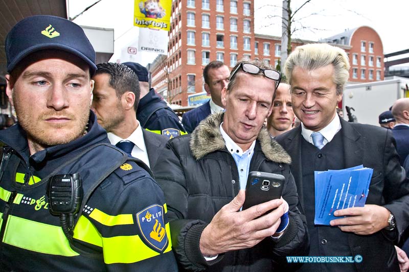 16040217.jpg - DORDRECHT 02 April 2016 Bezoek Wilders aan Dordtse markt vol geweld. Tijdens het bezoek van Wilders aan de Dordtse weekendmarkt om te flyeren voor de campagne tegen het akkoord tussen de EU en Oekraïne van 6 april , waren veel protesten en demonstranten, die tegen haat en geweld zijn, ondanks werden er enkelen arrestaties verricht met geweld door de politie. Ook waren er tal van anti Wilders spandoeken en vele anti-Wilder stickers geplakt. Het was lang onrustig en ook werd er tot ver na het bezoek mensen gefouilleerd.NOVUM COPYRIGHT ETIENNE BUSINK