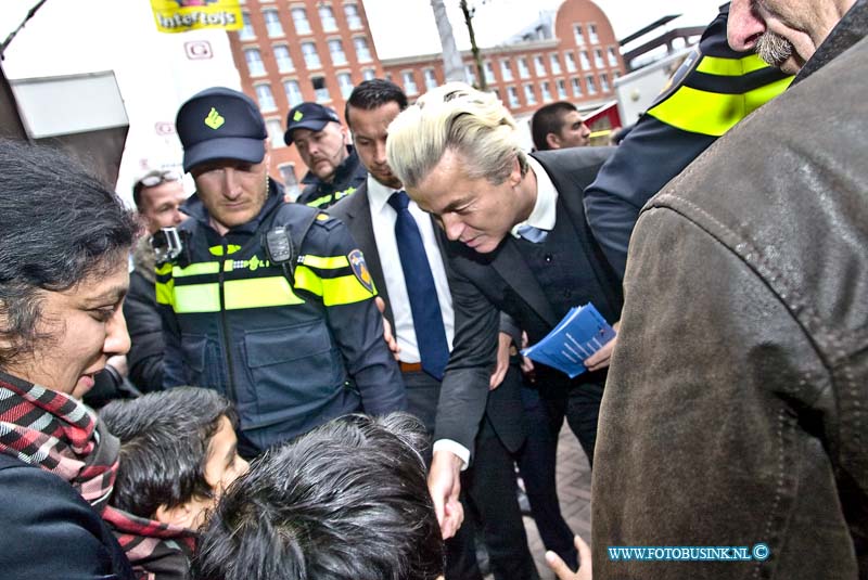 16040218.jpg - DORDRECHT 02 April 2016 Bezoek Wilders aan Dordtse markt vol geweld. Tijdens het bezoek van Wilders aan de Dordtse weekendmarkt om te flyeren voor de campagne tegen het akkoord tussen de EU en Oekraïne van 6 april , waren veel protesten en demonstranten, die tegen haat en geweld zijn, ondanks werden er enkelen arrestaties verricht met geweld door de politie. Ook waren er tal van anti Wilders spandoeken en vele anti-Wilder stickers geplakt. Het was lang onrustig en ook werd er tot ver na het bezoek mensen gefouilleerd.Deze digitale foto blijft eigendom van FOTOPERSBURO BUSINK. Wij hanteren de voorwaarden van het N.V.F. en N.V.J. Gebruik van deze foto impliceert dat u bekend bent  en akkoord gaat met deze voorwaarden bij publicatie.EB/ETIENNE BUSINK
