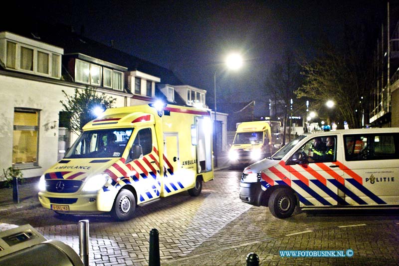 16040219.jpg - DORDRECHT  02-04-2016 Zaterdag nacht raakte een Dordtenaar gewond bij een steekincident op het Spuistraat nadat hij uit de kroeg naar huis liep. Hij werd door een Ambulance naar het ziekenhuis vervoerd Het slachtoffer wedt met een scherp voorwerp in zijn buik gestoken door een nog onbekende man de rende weg richting spuiboulevard. De politie is een onderzoek gestart naar de toedracht en zoekt getuigen en de dader.Deze digitale foto blijft eigendom van FOTOPERSBURO BUSINK. Wij hanteren de voorwaarden van het N.V.F. en N.V.J. Gebruik van deze foto impliceert dat u bekend bent  en akkoord gaat met deze voorwaarden bij publicatie.EB/ETIENNE BUSINK