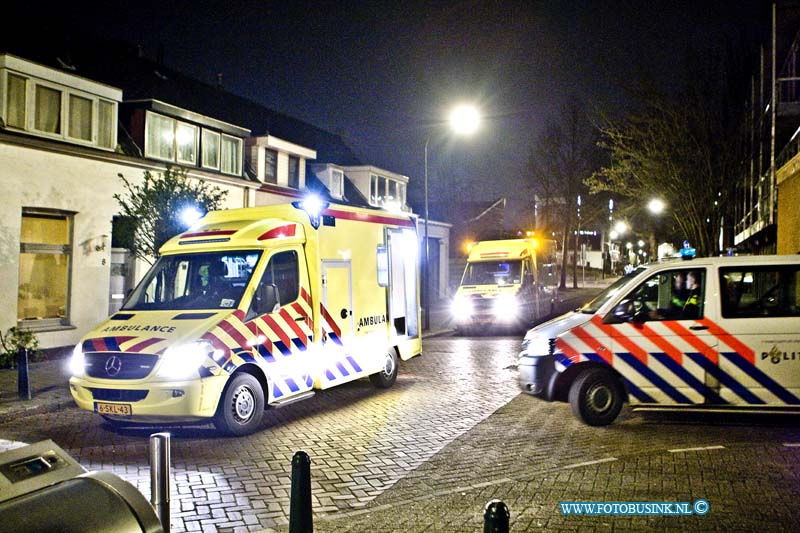 16040220.jpg - DORDRECHT  02-04-2016 Zaterdag nacht raakte een Dordtenaar gewond bij een steekincident op het Spuistraat nadat hij uit de kroeg naar huis liep. Hij werd door een Ambulance naar het ziekenhuis vervoerd Het slachtoffer wedt met een scherp voorwerp in zijn buik gestoken door een nog onbekende man de rende weg richting spuiboulevard. De politie is een onderzoek gestart naar de toedracht en zoekt getuigen en de dader.Deze digitale foto blijft eigendom van FOTOPERSBURO BUSINK. Wij hanteren de voorwaarden van het N.V.F. en N.V.J. Gebruik van deze foto impliceert dat u bekend bent  en akkoord gaat met deze voorwaarden bij publicatie.EB/ETIENNE BUSINK