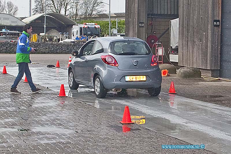 160402506.jpg - ZWIJNDRECHT - Op zaterdag 2 april 2016 is er in Zwijndrecht op de gemeentewerf gestart met de eerste praktijkdag voor jongeren tussen de 18 en 25 jaar die hun rijbewijs maximaal 2 jaar hebben. Op deze dag ervaren zij hoe goed ze zijn achter het stuur en welke punten zij kunnen verbeteren. Volgende week word de  the Drive Xperience in Dordrecht gehouden.Deze digitale foto blijft eigendom van FOTOPERSBURO BUSINK. Wij hanteren de voorwaarden van het N.V.F. en N.V.J. Gebruik van deze foto impliceert dat u bekend bent  en akkoord gaat met deze voorwaarden bij publicatie.EB/ETIENNE BUSINK