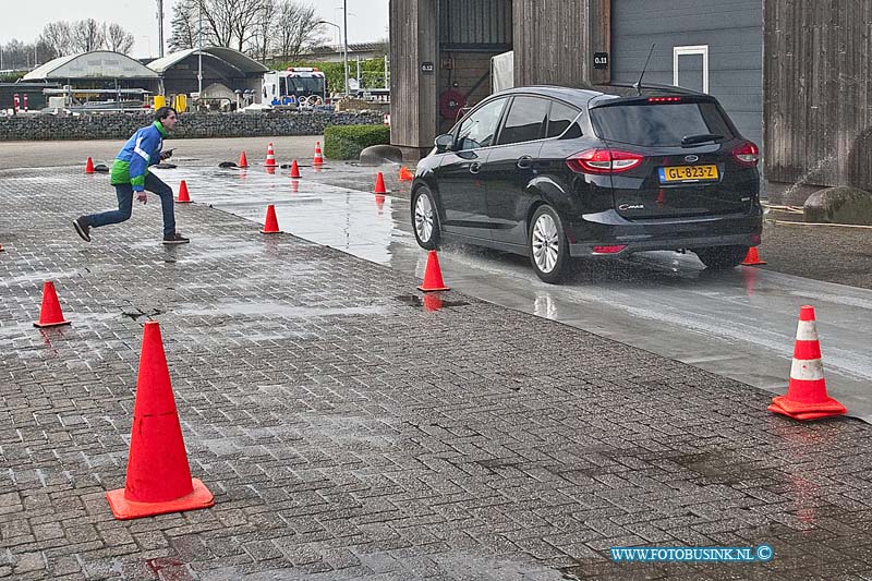 160402512.jpg - ZWIJNDRECHT - Op zaterdag 2 april 2016 is er in Zwijndrecht op de gemeentewerf gestart met de eerste praktijkdag voor jongeren tussen de 18 en 25 jaar die hun rijbewijs maximaal 2 jaar hebben. Op deze dag ervaren zij hoe goed ze zijn achter het stuur en welke punten zij kunnen verbeteren. Volgende week word de  the Drive Xperience in Dordrecht gehouden.Deze digitale foto blijft eigendom van FOTOPERSBURO BUSINK. Wij hanteren de voorwaarden van het N.V.F. en N.V.J. Gebruik van deze foto impliceert dat u bekend bent  en akkoord gaat met deze voorwaarden bij publicatie.EB/ETIENNE BUSINK