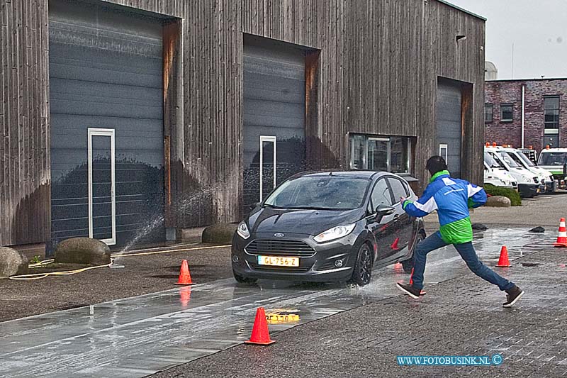 160402518.jpg - ZWIJNDRECHT - Op zaterdag 2 april 2016 is er in Zwijndrecht op de gemeentewerf gestart met de eerste praktijkdag voor jongeren tussen de 18 en 25 jaar die hun rijbewijs maximaal 2 jaar hebben. Op deze dag ervaren zij hoe goed ze zijn achter het stuur en welke punten zij kunnen verbeteren. Volgende week word de  the Drive Xperience in Dordrecht gehouden.Deze digitale foto blijft eigendom van FOTOPERSBURO BUSINK. Wij hanteren de voorwaarden van het N.V.F. en N.V.J. Gebruik van deze foto impliceert dat u bekend bent  en akkoord gaat met deze voorwaarden bij publicatie.EB/ETIENNE BUSINK