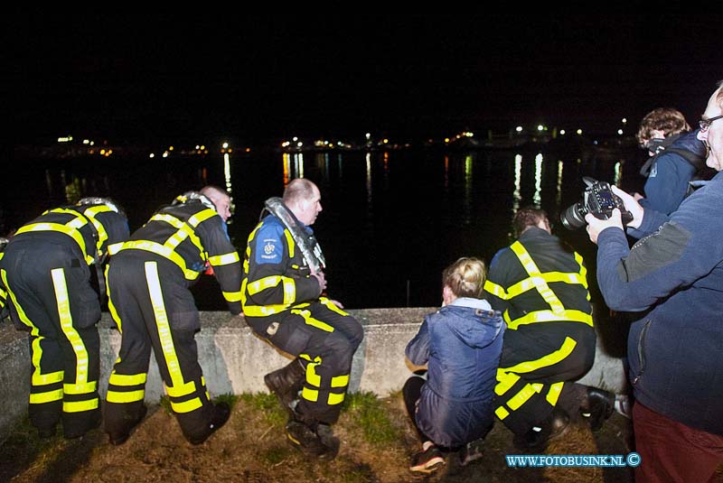 160403500.jpg - DORDRECHT - Op zondag 3 april 2016 werden hulpdiensten opgeroepen voor een vermiste hond in de haven bij de woonboulevard aan de mijlweg in Dordrecht.Duikers van de brandweer en de K.N.R.B werd ook opgeroepen en die vonden de hond uiteindelijk onder een ruimte aan de kade.De verdrietige eigenaresse van de hond kon haar geluk niet op toen ze haar hond weer in haar armen kon sluiten.Deze digitale foto blijft eigendom van FOTOPERSBURO BUSINK. Wij hanteren de voorwaarden van het N.V.F. en N.V.J. Gebruik van deze foto impliceert dat u bekend bent  en akkoord gaat met deze voorwaarden bij publicatie.EB/ETIENNE BUSINK