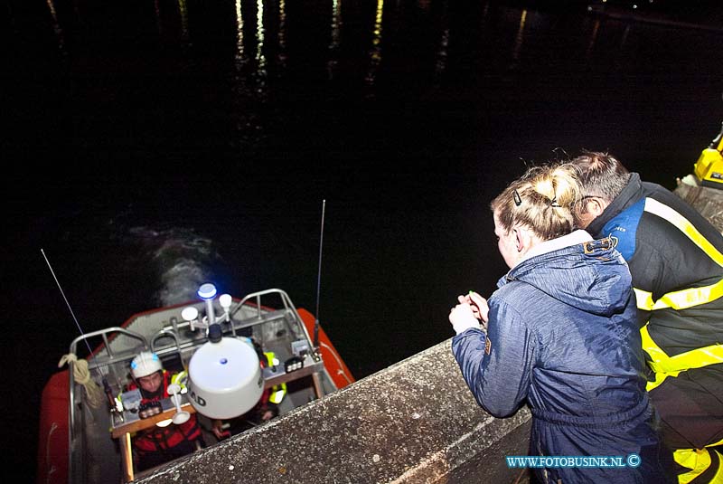 160403501.jpg - DORDRECHT - Op zondag 3 april 2016 werden hulpdiensten opgeroepen voor een vermiste hond in de haven bij de woonboulevard aan de mijlweg in Dordrecht.Duikers van de brandweer en de K.N.R.B werd ook opgeroepen en die vonden de hond uiteindelijk onder een ruimte aan de kade.De verdrietige eigenaresse van de hond kon haar geluk niet op toen ze haar hond weer in haar armen kon sluiten.Deze digitale foto blijft eigendom van FOTOPERSBURO BUSINK. Wij hanteren de voorwaarden van het N.V.F. en N.V.J. Gebruik van deze foto impliceert dat u bekend bent  en akkoord gaat met deze voorwaarden bij publicatie.EB/ETIENNE BUSINK