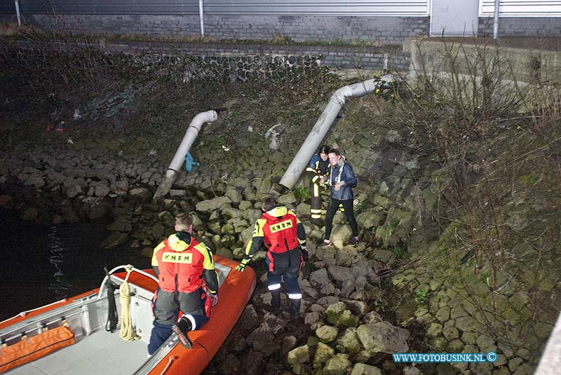 160403507.jpg - DORDRECHT - Op zondag 3 april 2016 werden hulpdiensten opgeroepen voor een vermiste hond in de haven bij de woonboulevard aan de mijlweg in Dordrecht.Duikers van de brandweer en de K.N.R.B werd ook opgeroepen en die vonden de hond uiteindelijk onder een ruimte aan de kade.De verdrietige eigenaresse van de hond kon haar geluk niet op toen ze haar hond weer in haar armen kon sluiten.Deze digitale foto blijft eigendom van FOTOPERSBURO BUSINK. Wij hanteren de voorwaarden van het N.V.F. en N.V.J. Gebruik van deze foto impliceert dat u bekend bent  en akkoord gaat met deze voorwaarden bij publicatie.EB/ETIENNE BUSINK