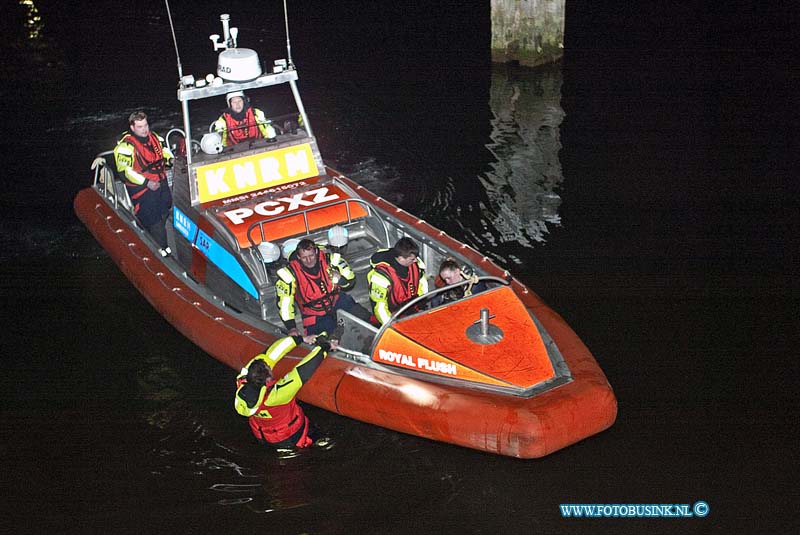 160403516.jpg - DORDRECHT - Op zondag 3 april 2016 werden hulpdiensten opgeroepen voor een vermiste hond in de haven bij de woonboulevard aan de mijlweg in Dordrecht.Duikers van de brandweer en de K.N.R.B werd ook opgeroepen en die vonden de hond uiteindelijk onder een ruimte aan de kade.De verdrietige eigenaresse van de hond kon haar geluk niet op toen ze haar hond weer in haar armen kon sluiten.Deze digitale foto blijft eigendom van FOTOPERSBURO BUSINK. Wij hanteren de voorwaarden van het N.V.F. en N.V.J. Gebruik van deze foto impliceert dat u bekend bent  en akkoord gaat met deze voorwaarden bij publicatie.EB/ETIENNE BUSINK