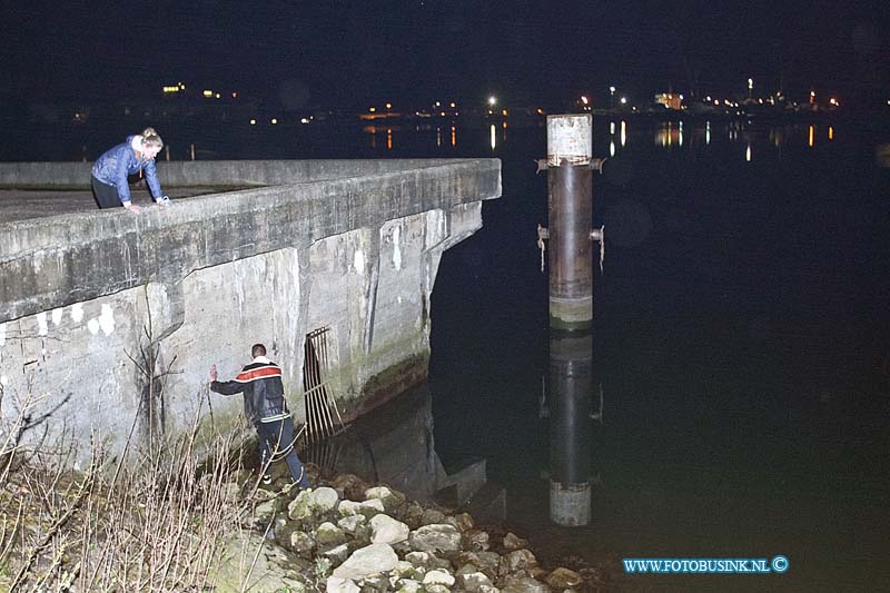 160403527.jpg - DORDRECHT - Op zondag 3 april 2016 werden hulpdiensten opgeroepen voor een vermiste hond in de haven bij de woonboulevard aan de mijlweg in Dordrecht.Duikers van de brandweer en de K.N.R.B werd ook opgeroepen en die vonden de hond uiteindelijk onder een ruimte aan de kade.De verdrietige eigenaresse van de hond kon haar geluk niet op toen ze haar hond weer in haar armen kon sluiten.Deze digitale foto blijft eigendom van FOTOPERSBURO BUSINK. Wij hanteren de voorwaarden van het N.V.F. en N.V.J. Gebruik van deze foto impliceert dat u bekend bent  en akkoord gaat met deze voorwaarden bij publicatie.EB/ETIENNE BUSINK