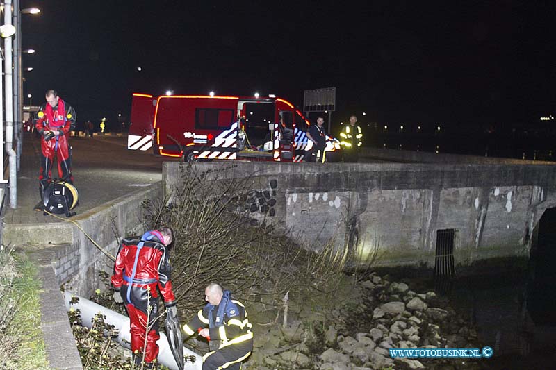 160403532.jpg - DORDRECHT - Op zondag 3 april 2016 werden hulpdiensten opgeroepen voor een vermiste hond in de haven bij de woonboulevard aan de mijlweg in Dordrecht.Duikers van de brandweer en de K.N.R.B werd ook opgeroepen en die vonden de hond uiteindelijk onder een ruimte aan de kade.De verdrietige eigenaresse van de hond kon haar geluk niet op toen ze haar hond weer in haar armen kon sluiten.Deze digitale foto blijft eigendom van FOTOPERSBURO BUSINK. Wij hanteren de voorwaarden van het N.V.F. en N.V.J. Gebruik van deze foto impliceert dat u bekend bent  en akkoord gaat met deze voorwaarden bij publicatie.EB/ETIENNE BUSINK