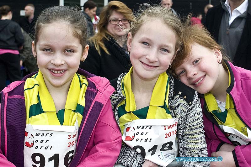 160403620.jpg - DORDRECHT - Op zondagmorgen stonden een enorme hoeveelheid kinderen aan de start van de jeugdloop van dwars Dordrecht.De grotere lopers lopen vanmiddag een grote route door de stad van Dordrecht.Vanmorgen was de jeugd aan de beurt die op de atletiekbaan aan de Reeweg in Dordrecht werd gehouden.Deze digitale foto blijft eigendom van FOTOPERSBURO BUSINK. Wij hanteren de voorwaarden van het N.V.F. en N.V.J. Gebruik van deze foto impliceert dat u bekend bent  en akkoord gaat met deze voorwaarden bij publicatie.EB/ETIENNE BUSINK